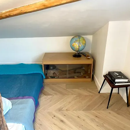 Quiet, Light-filled Renovated Lejlighed *