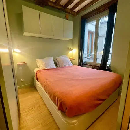 Quiet, Light-filled Renovated Apartmán *