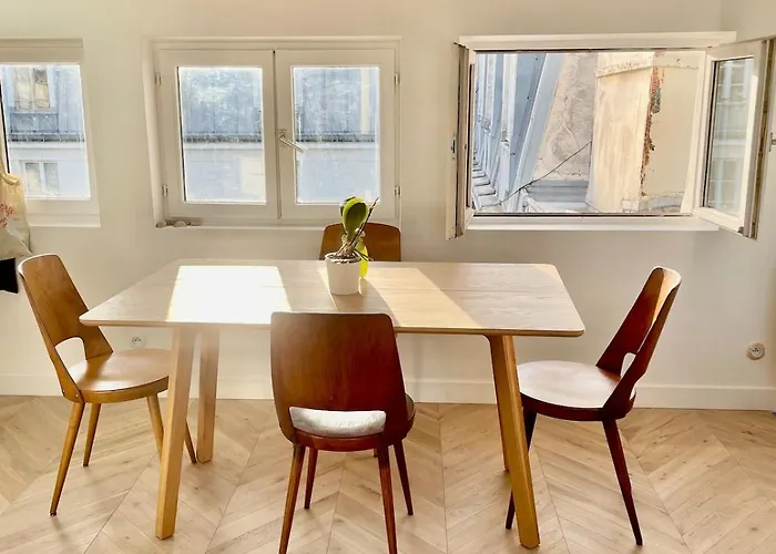 Апартаменты Quiet, Light-filled Renovated Париж